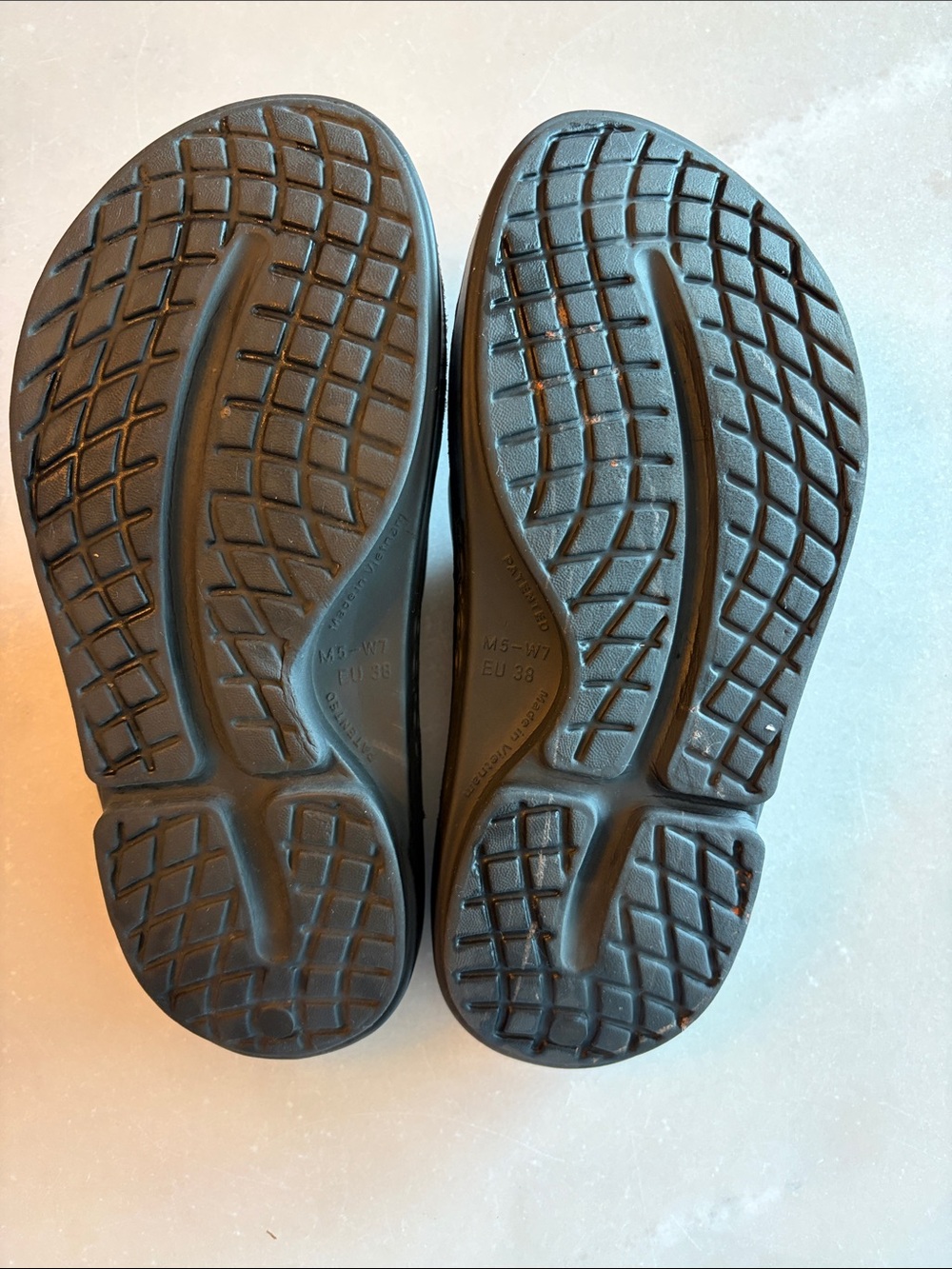 OOFOS Unisex M5-W7 Black Slide Sandals - Picture 2 of 4